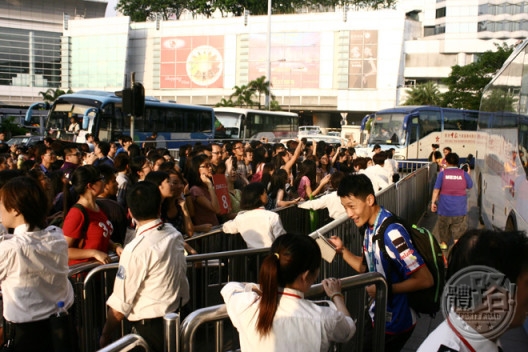 ▲中國女排球員坐上大巴，獲大批球迷歡送，但卻令道路非常擠迫，大巴要花一段時間才能離開。