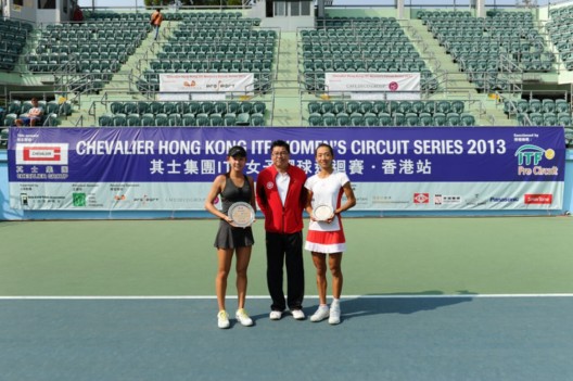 wpid-L-R-Zhao-Di-HKTA-Executive-Director-Bally-Tang-Lu-Jia-Jing-pose-for-a-photo-after-the-Chevalier-Hong-Kong-ITF-Women-2013-Final_2.JPG