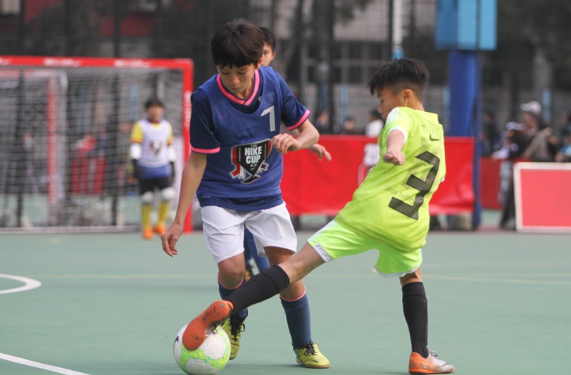 Kitchee(A) (藍衫) 於男子12歲以下組別分組賽以5:0勝太陽飛馬U11(黃衫)，將於今日的複賽與 ACC JAPANＵ12 (1)爭奪該組別出線決賽週的4強席位。