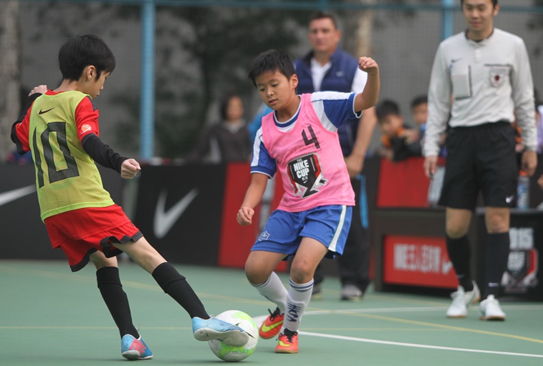 ACADEMY U12(1) (粉紅衫) 以2:0 勝杉之隊(黃衫)後，晉身今日的複賽與DBSPD爭奪決賽週資格。