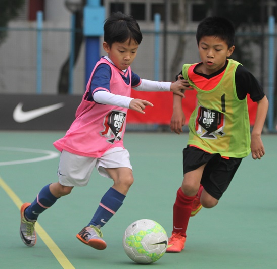 Kitchee (A) (粉紅衫) 於男子10歲以下組別分組賽，以11:1勝民生書院小學(黃衫)。