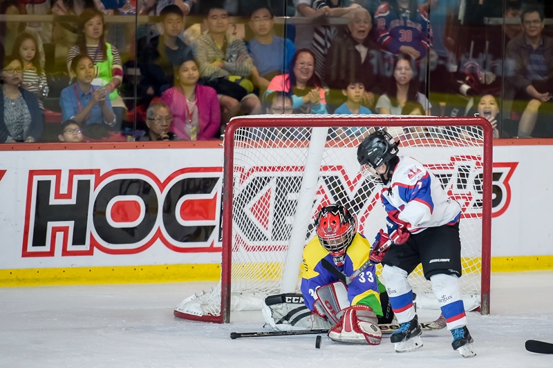 2016megaice_Kaohsiung Rapid Eagles goalie (white) saving a shot from HK Selects (white)-20160430