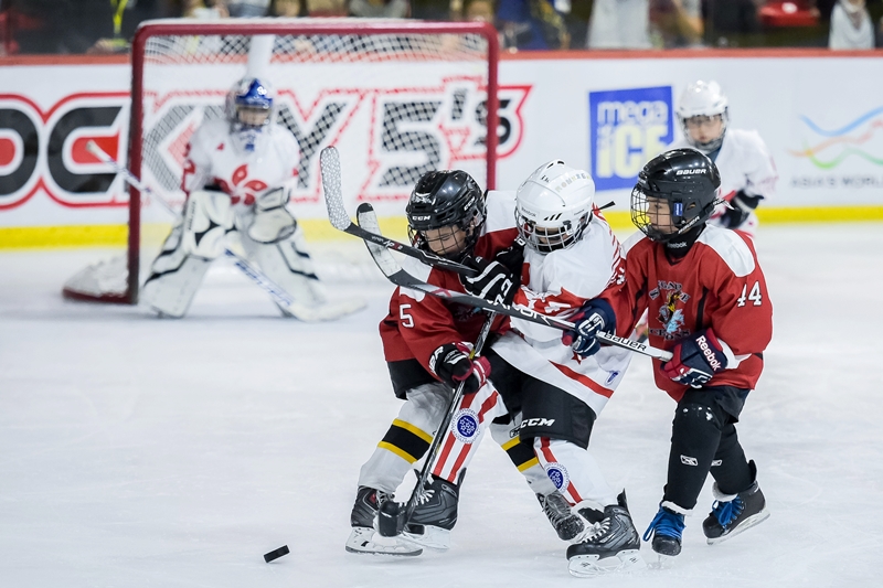 2016megaice_Singapore Ice Dragons (red) 2-on-1 with HKIHA X-20160430