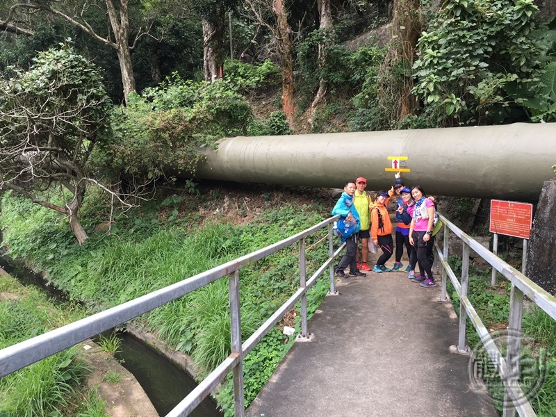 過了打石湖橋後，走過水管下的路，到達粉錦公路。