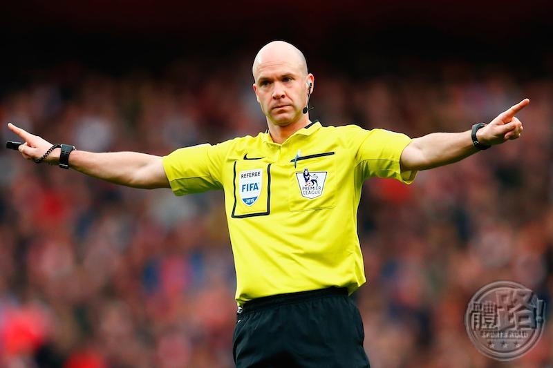 during the Barclays Premier League match between Arsenal and Liverpool at the Emirates Stadium on April 4, 2015 in London, England.