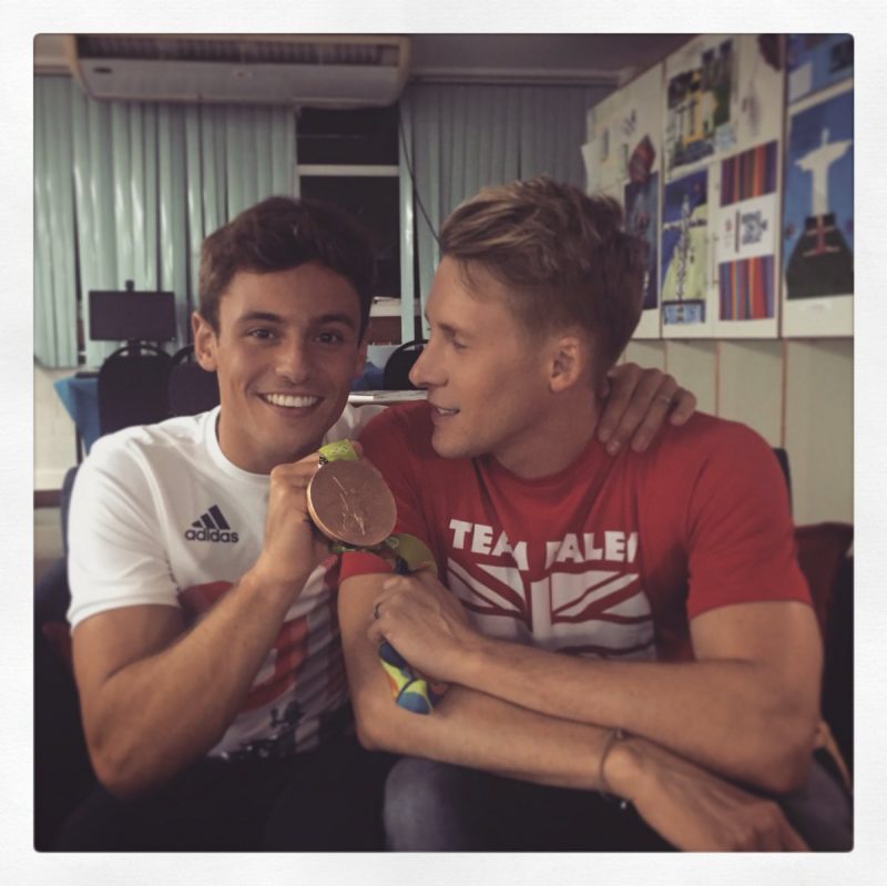 Tom Daley（左）與未婚夫甜蜜放閃。（相片來源：Justin Lance Black twitter）