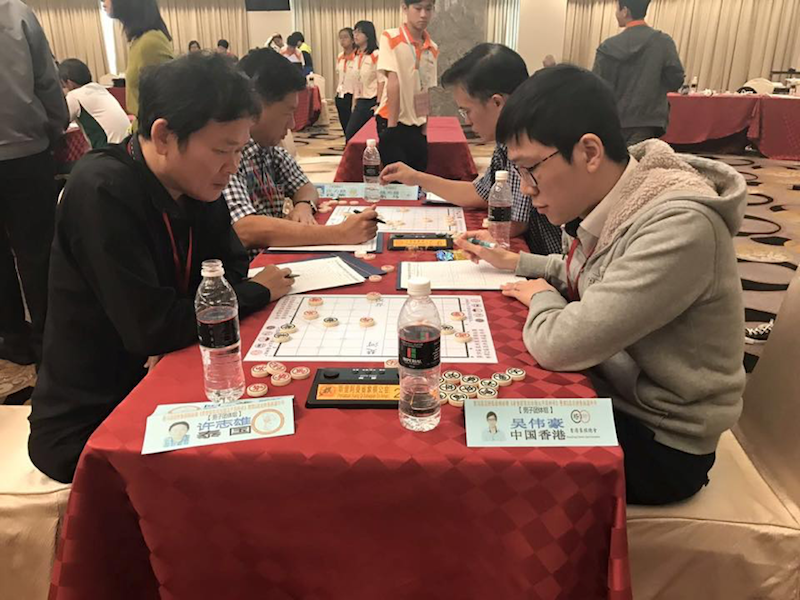 香港代表吳偉豪（右）於男團賽戰勝泰國選手許志雄。