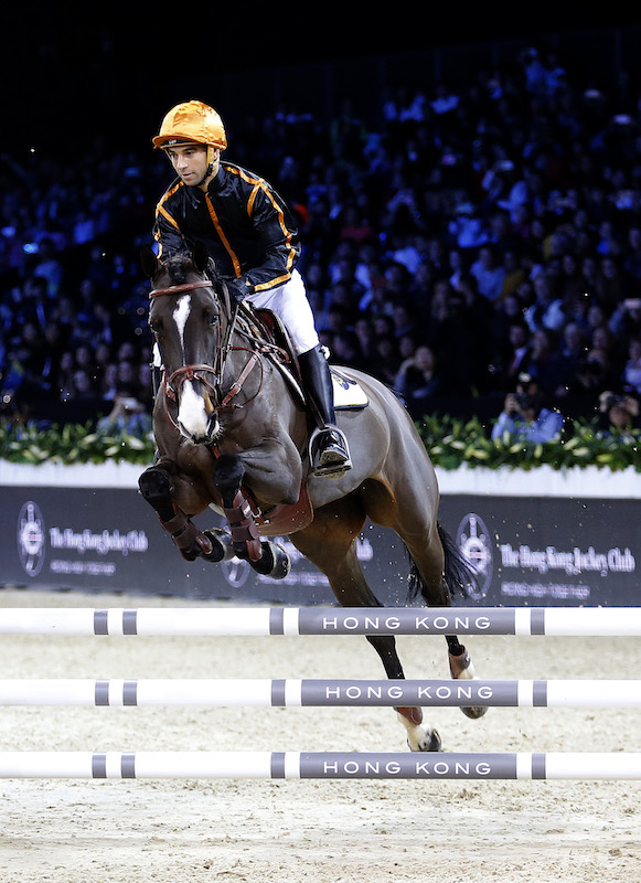 騎師莫雷拉連續第二年勝出「香港賽馬會騎師馬術接力賽」。