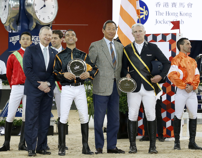 香港賽馬會主席葉錫安博士（右二）和馬會行政總裁應家柏先生（左一）頒獎予勝出隊伍「雷霆隊」。