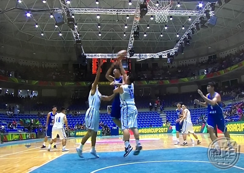 吳岱豪使出「No look pass」。（電視截圖）